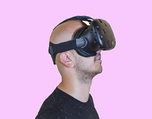 エロVRを体験する男性